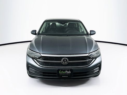 Used 2024 Volkswagen Jetta SE image 2