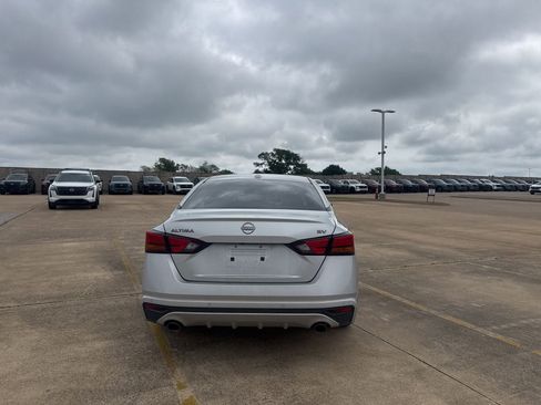 Certified 2024 Nissan Altima 2.5 SV w/ SV Premium Package FWD image 12