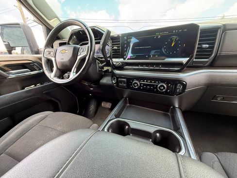 Used 2024 Chevrolet Silverado 2500 LT AWD/4WD image 3