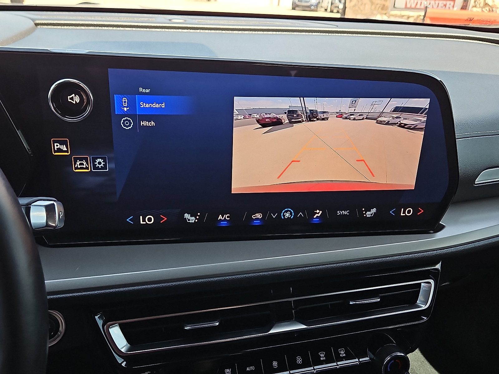 Used 2025 Chevrolet Traverse LT FWD image 15