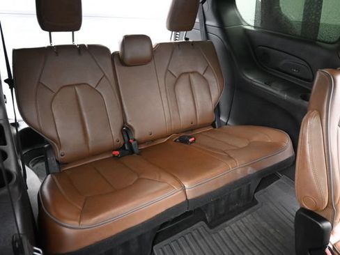 Used 2018 Chrysler Pacifica Limited FWD image 10