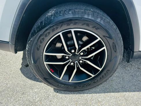 Used 2021 Jeep Grand Cherokee Trailhawk w/ Trailhawk Luxury Group AWD/4WD image 23