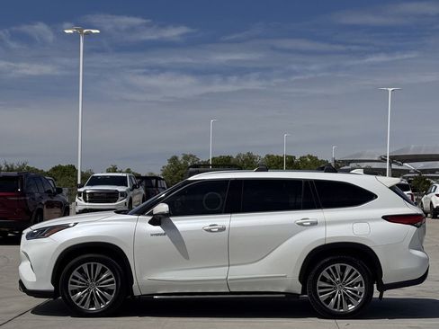 Used 2021 Toyota Highlander Platinum image 3
