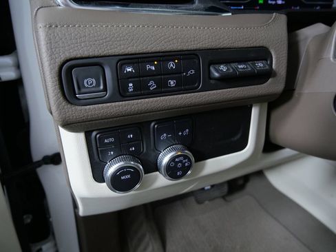 Used 2022 GMC Yukon XL Denali AWD/4WD image 17