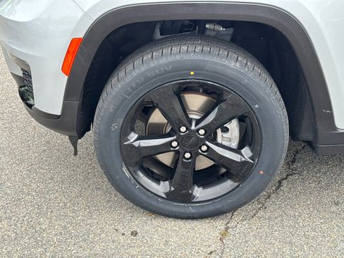 Used 2023 Jeep Grand Cherokee L Limited w/ Black Appearance Package image 10