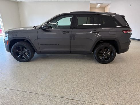 Used 2024 Jeep Grand Cherokee Altitude AWD/4WD image 10
