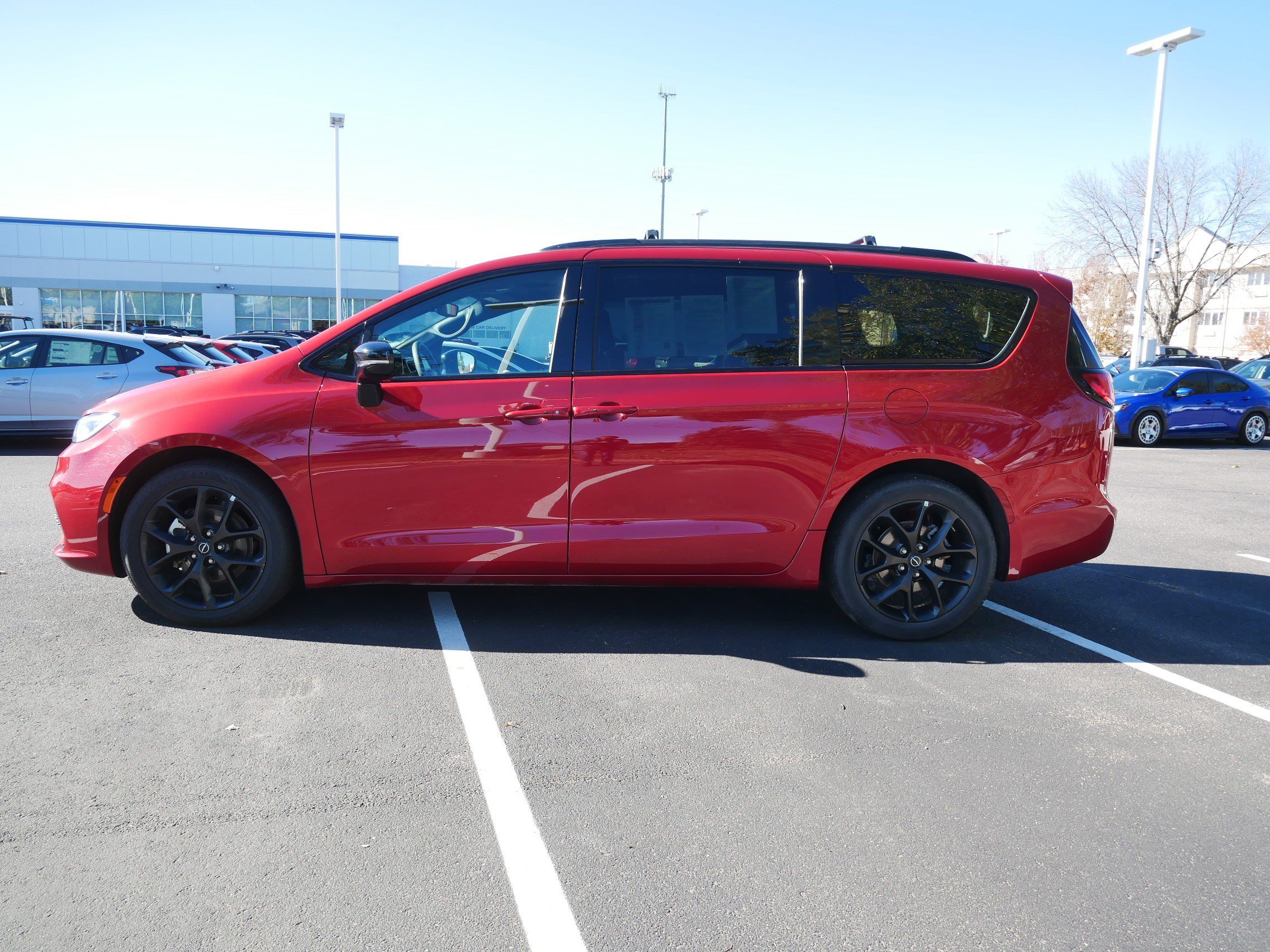 Used 2025 Chrysler Pacifica Limited FWD image 4