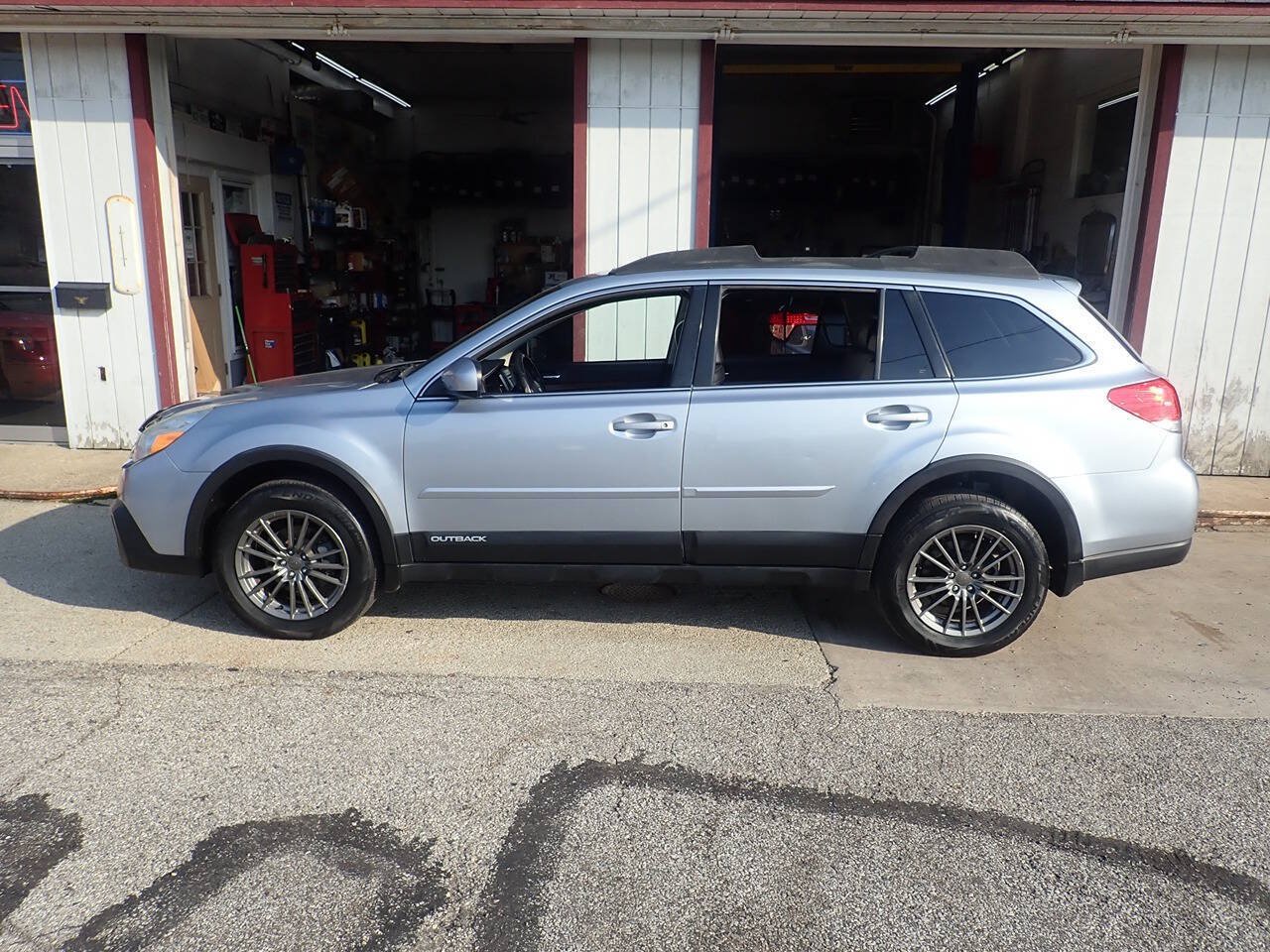 Used 2014 Subaru Outback 2.5i Limited w/ Moonroof Package AWD/4WD image 17