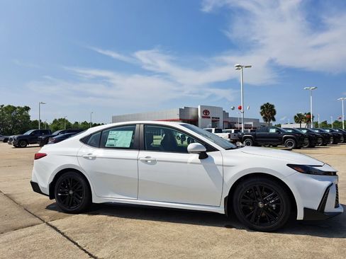 New 2026 Toyota Camry SE FWD image 3