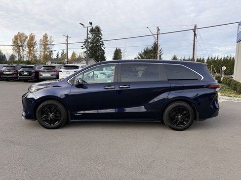 Used 2021 Toyota Sienna XLE image 9