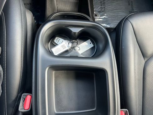 Used 2025 Chrysler Pacifica Select FWD image 35