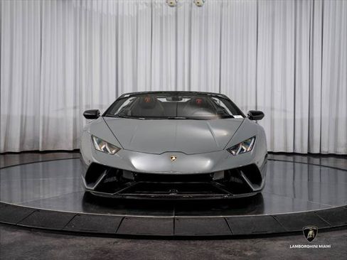 Used 2018 Lamborghini Huracan Performante AWD/4WD image 3