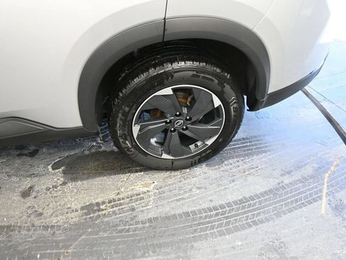 Used 2024 Nissan Rogue SV AWD/4WD image 15