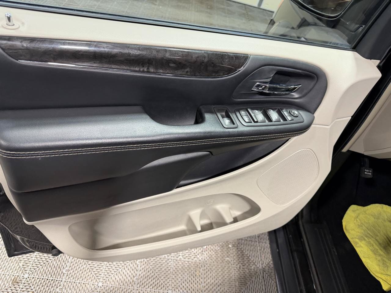 Used 2016 Chrysler Town & Country Touring FWD image 22
