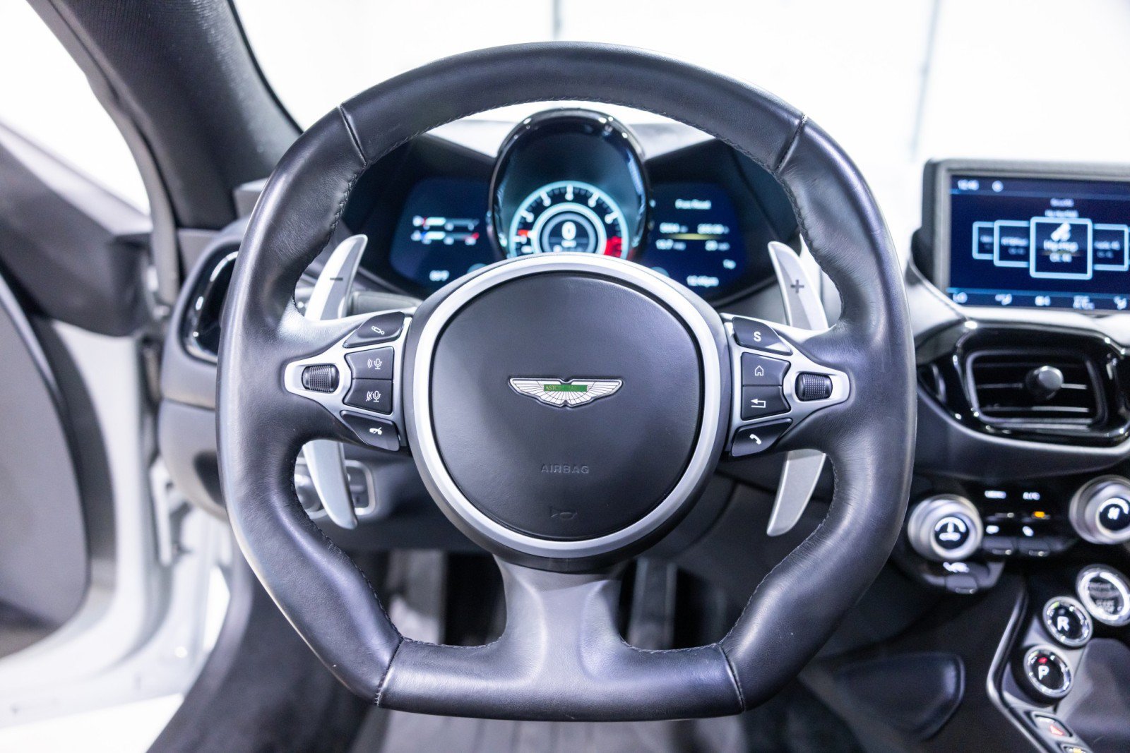 Used 2023 Aston Martin V8 Vantage Coupe RWD image 36