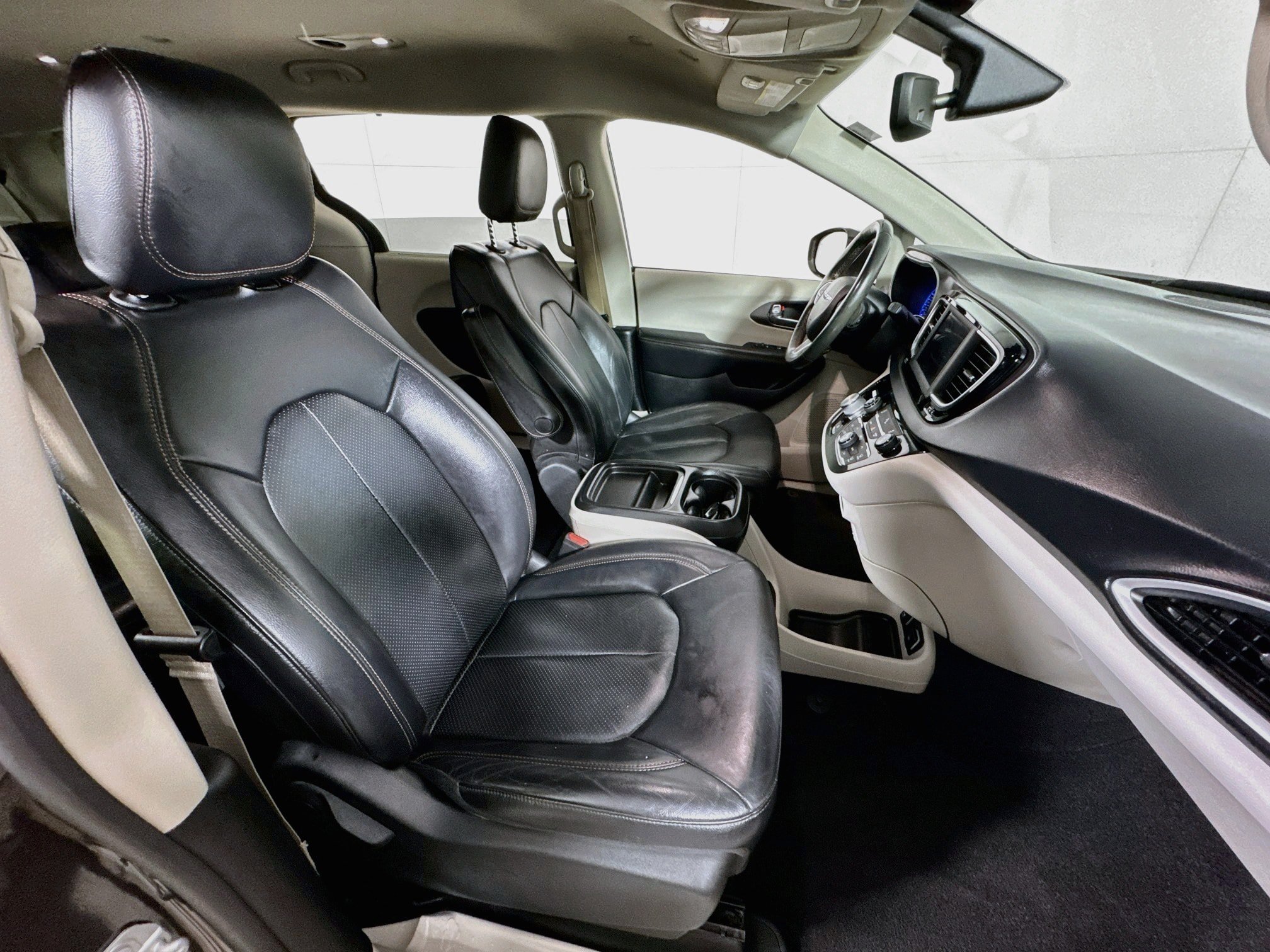 Used 2020 Chrysler Pacifica Touring-L FWD image 27