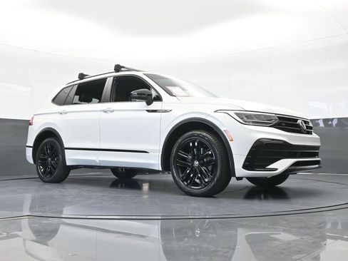 Used 2022 Volkswagen Tiguan SE R-Line image 60