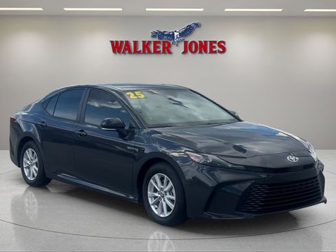 Used 2025 Toyota Camry LE image 1