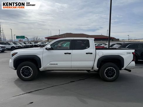 Used 2025 Toyota Tacoma TRD Off-Road image 2