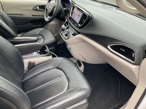 Used 2024 Chrysler Pacifica Select image 28