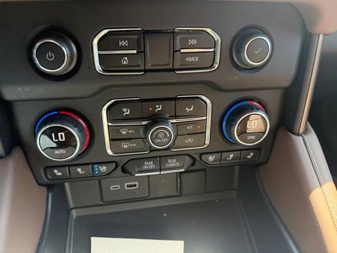 Used 2024 Chevrolet Suburban High Country AWD/4WD image 15