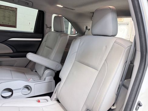 Used 2017 Toyota Highlander XLE AWD/4WD image 21
