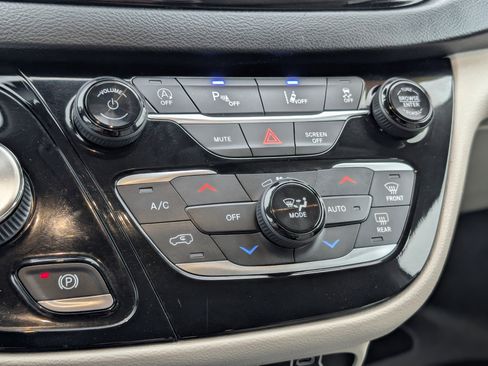 Used 2021 Chrysler Pacifica Touring-L image 23