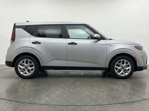 Used 2025 Kia Soul LX w/ LX Technology Package FWD image 11