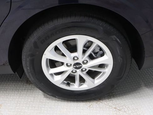 Used 2024 Kia Carnival LX FWD image 18