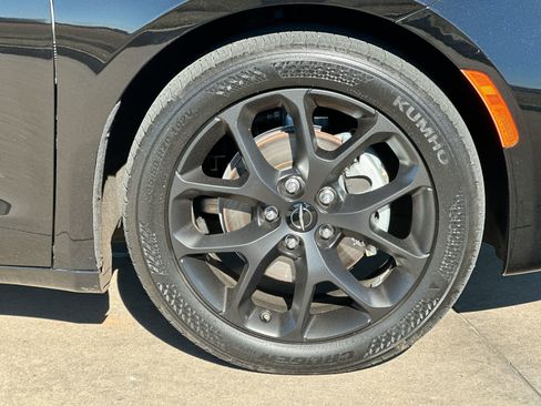 Used 2025 Chrysler Pacifica Limited FWD image 10
