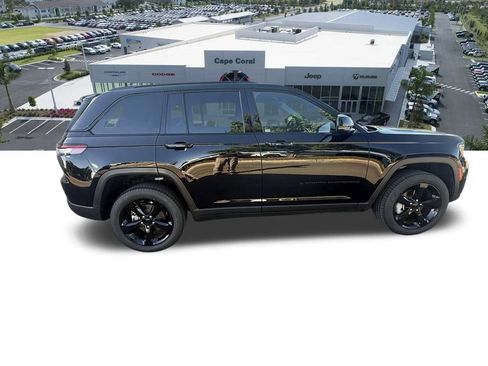 Certified 2025 Jeep Grand Cherokee Limited w/ Black Appearance Package image 4