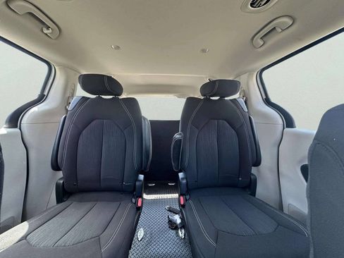 Used 2022 Chrysler Voyager LX FWD image 40