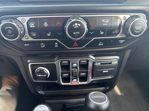 Used 2023 Jeep Gladiator Sport image 17