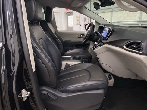 Used 2024 Chrysler Pacifica Touring-L image 18