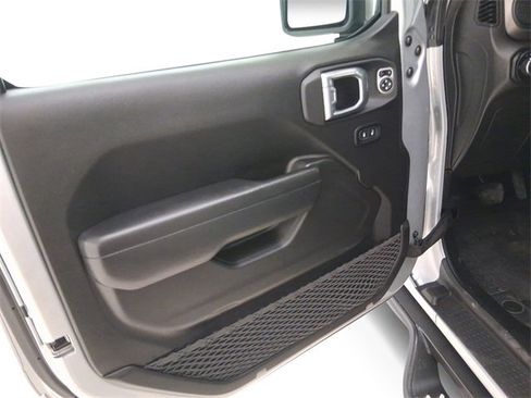 Used 2023 Jeep Gladiator Willys image 13