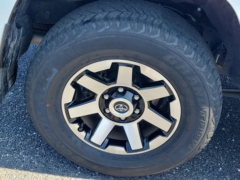 Used 2023 Toyota 4Runner TRD Off-Road Premium w/ Moonroof Package AWD/4WD image 10
