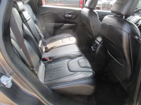 Used 2019 Jeep Cherokee Limited AWD/4WD image 39