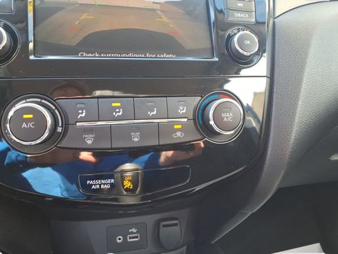 Used 2019 Nissan Rogue Sport S image 18