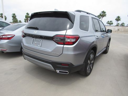Used 2025 Honda Pilot Touring image 3