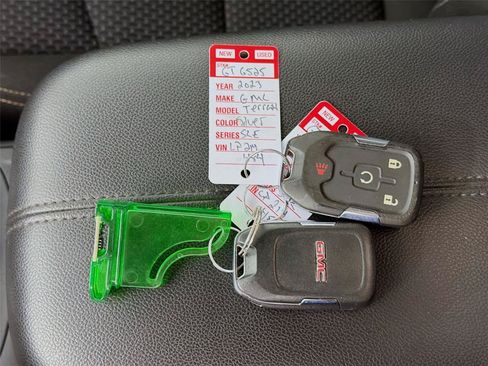 Used 2023 GMC Terrain SLE w/ Driver Convenience Package AWD/4WD image 4
