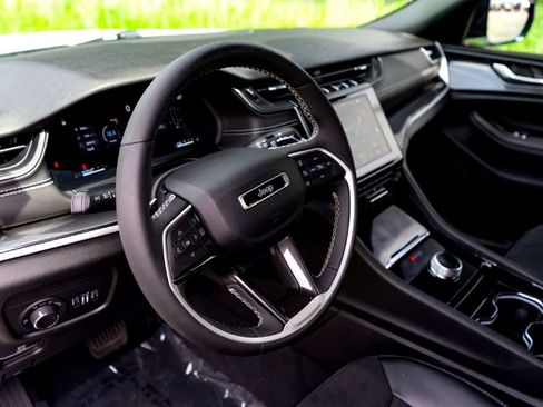 Used 2023 Jeep Grand Cherokee Altitude AWD/4WD image 10
