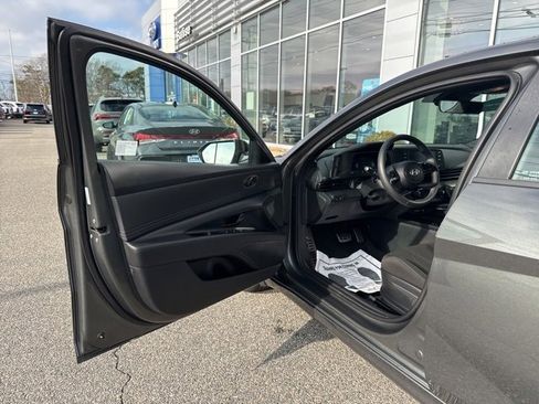 Certified 2025 Hyundai Elantra Sport image 12