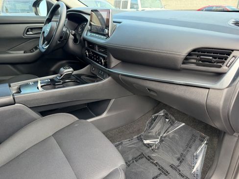 Used 2024 Nissan Rogue S FWD image 11