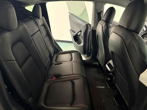 Used 2022 Tesla Model Y Long Range image 16