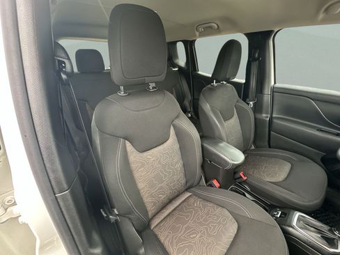 Used 2023 Jeep Renegade Latitude AWD/4WD image 38