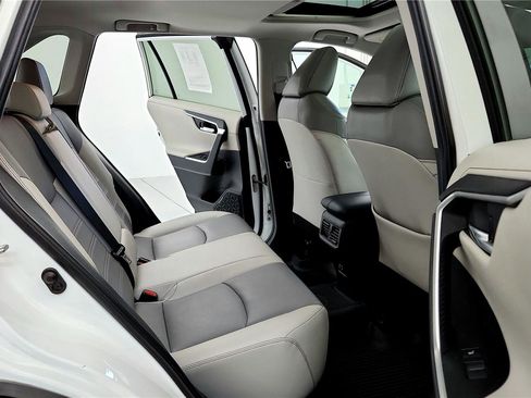 Used 2019 Toyota RAV4 Limited image 18