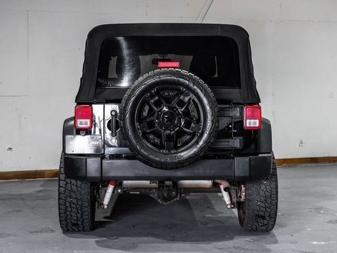 Used 2015 Jeep Wrangler Unlimited Rubicon w/ Connectivity Group AWD/4WD image 8