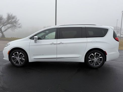 Used 2022 Chrysler Pacifica Pinnacle image 4