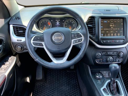 Used 2017 Jeep Cherokee Trailhawk AWD/4WD image 5