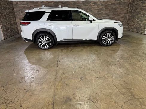 Certified 2025 Nissan Pathfinder Platinum w/ Cargo Package FWD image 4